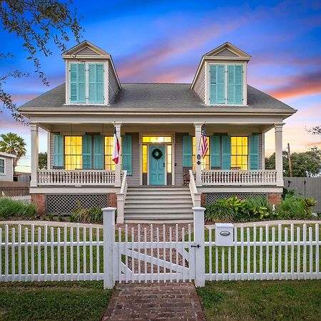 Historic 1871 Coastal Breeze With Heated Pool - Restoring Galveston Villa Exterior photo