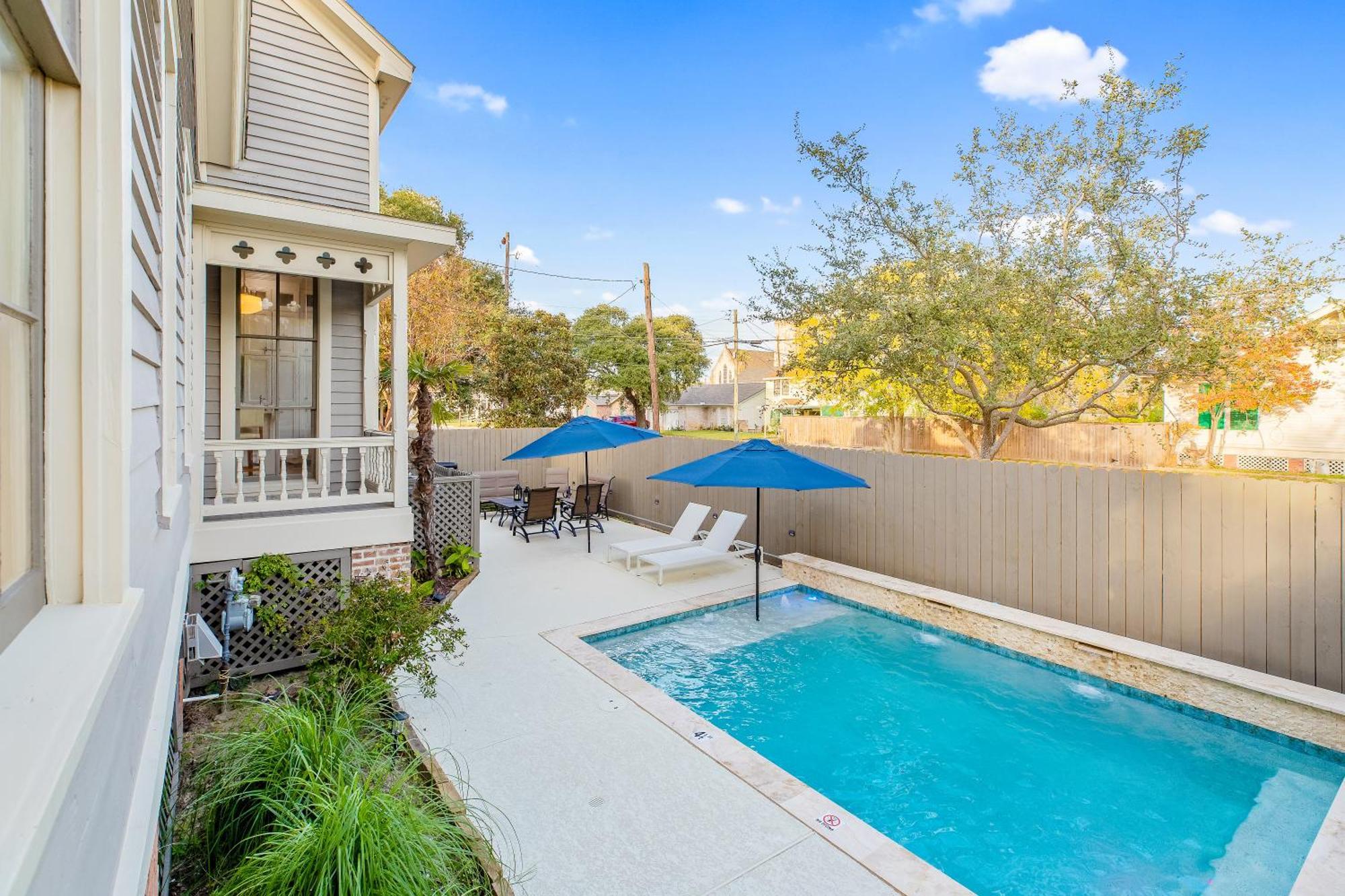 Historic 1871 Coastal Breeze With Heated Pool - Restoring Galveston Villa Exterior photo